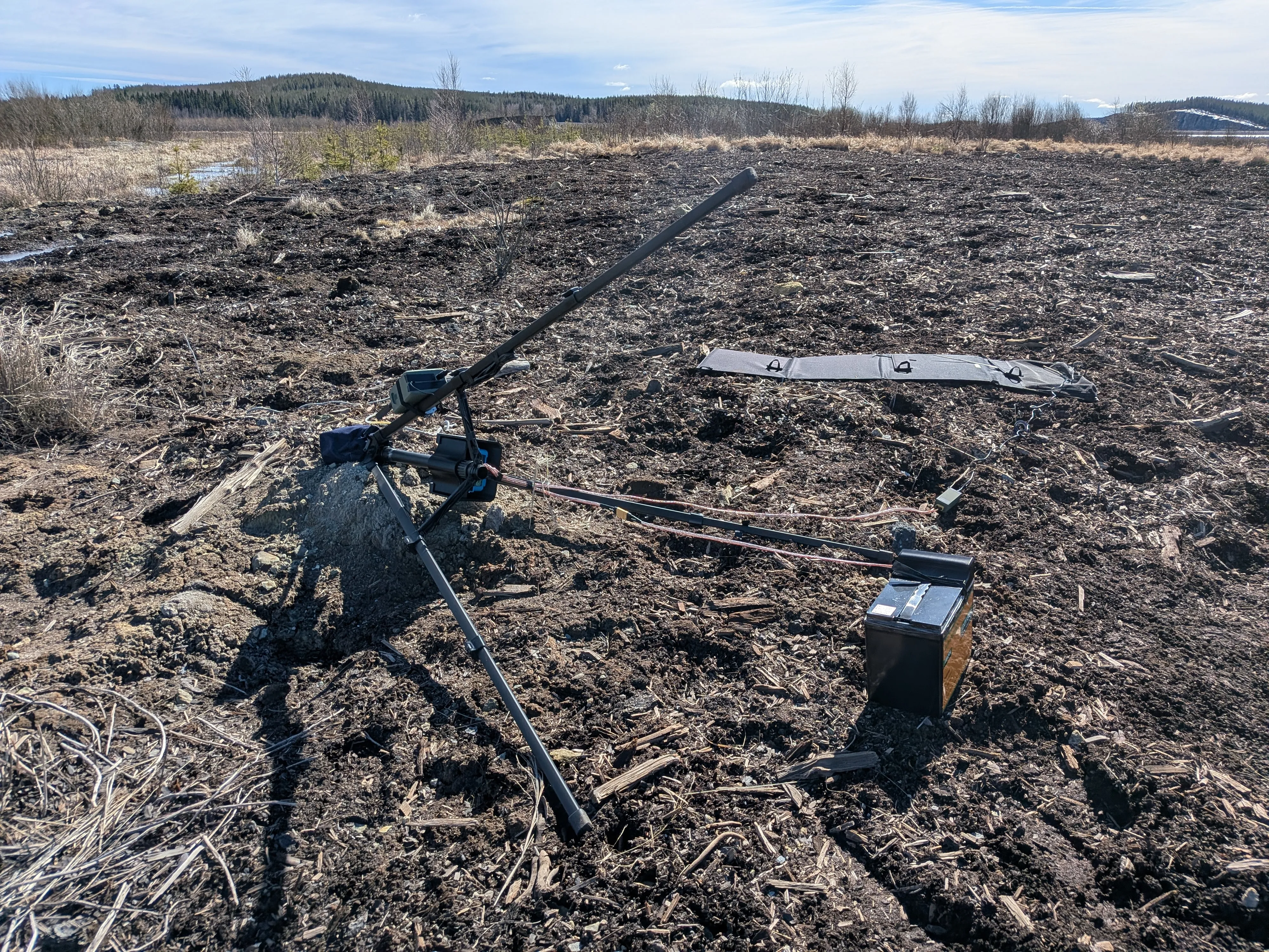 Inspelningsstationen har vält omkull, bortanför ses den tippade solpanelen